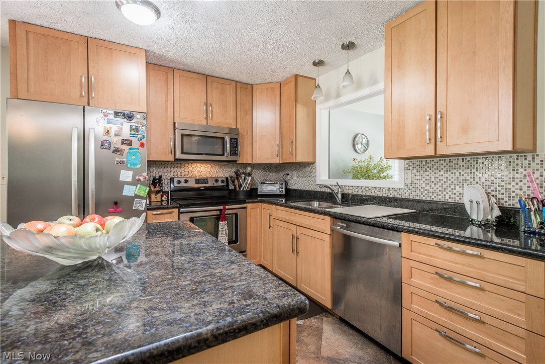 468 Holliston Road Akron, OH 44333 - Photo 8 of 23 Maple cabinets and tile backsplash