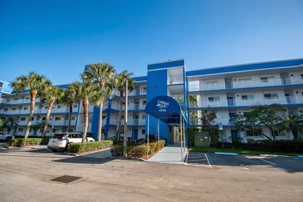 $169,000 | 4734 Lucerne Lakes Boulevard East, Unit 301, Lake Worth, FL 33467