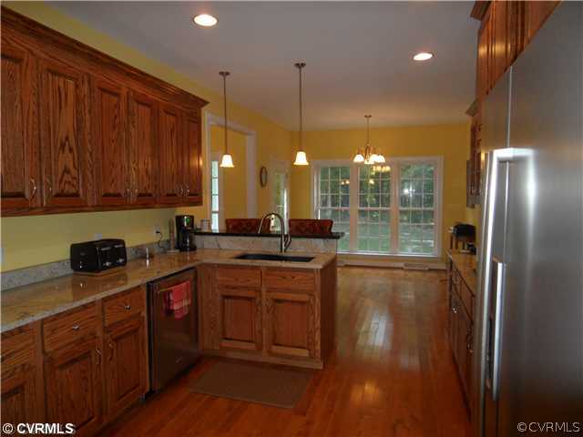 6500 Blenheim Road Powhatan, VA 23139 - Photo 4 of 11 Kitchen - 5 burner gas cook top, breakfast area an