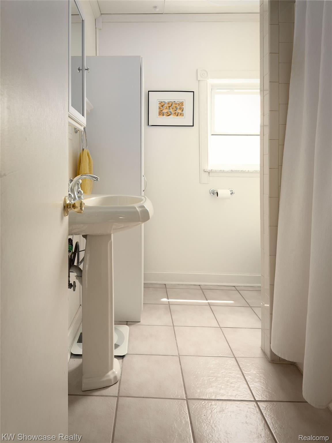 6020 North Tipsico Lake Road Holly, MI 48442 - Photo 22 of 54 23.5 BATH ROOM UPPER LEVEL