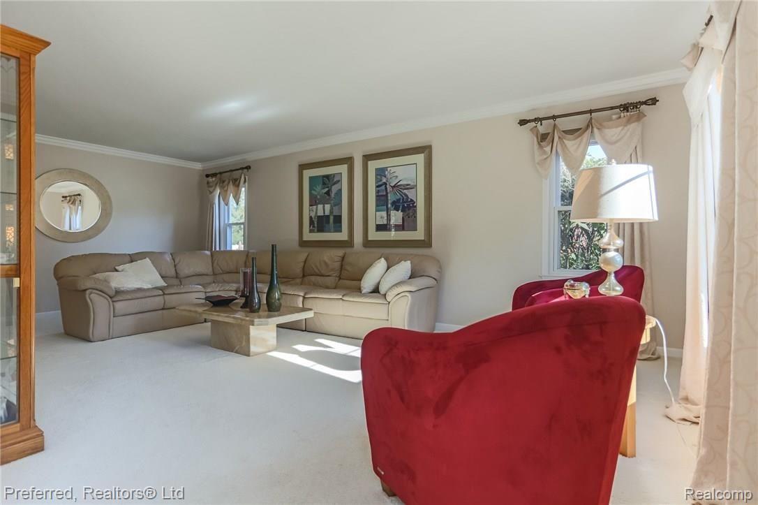36133 Johnstown Road Farmington, MI 48335 - Photo 7 of 49 7IMG_5907.jpg