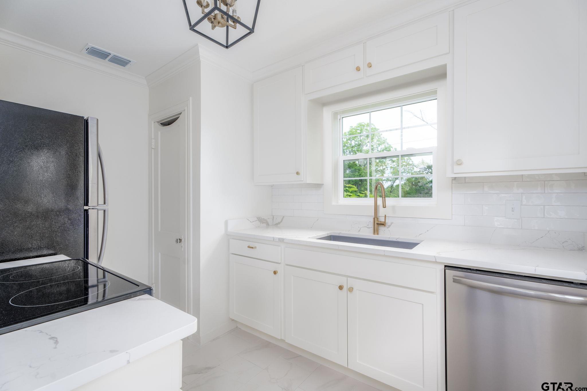 2016 B Jarrell Tyler, TX 75701 - Photo 4 of 17