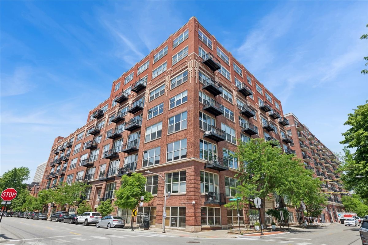 1500 West Monroe Street, Unit 325 Chicago, IL 60607 - Photo 1 of 1