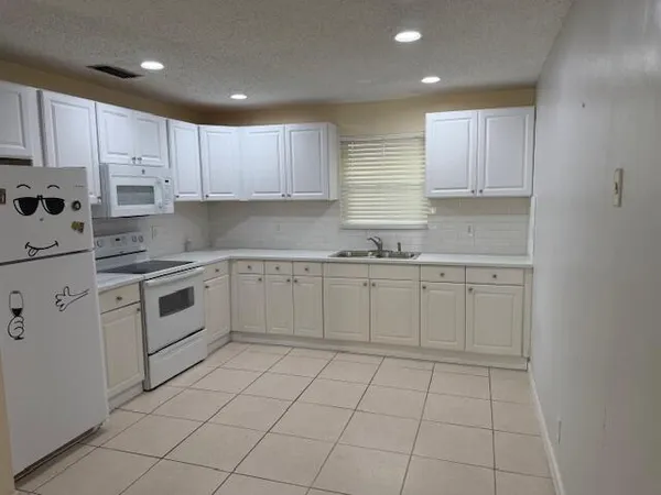 $2,000 | 2416 Sunset Drive, West Palm Beach, FL 33415