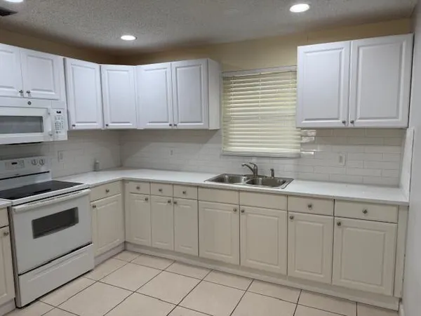 $2,000 | 2416 Sunset Drive, West Palm Beach, FL 33415