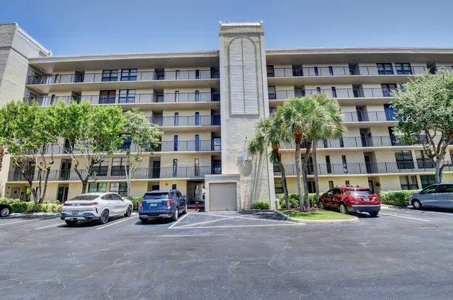 $2,950 | 18 Royal Palm Way, Unit 202, Boca Raton, FL 33432