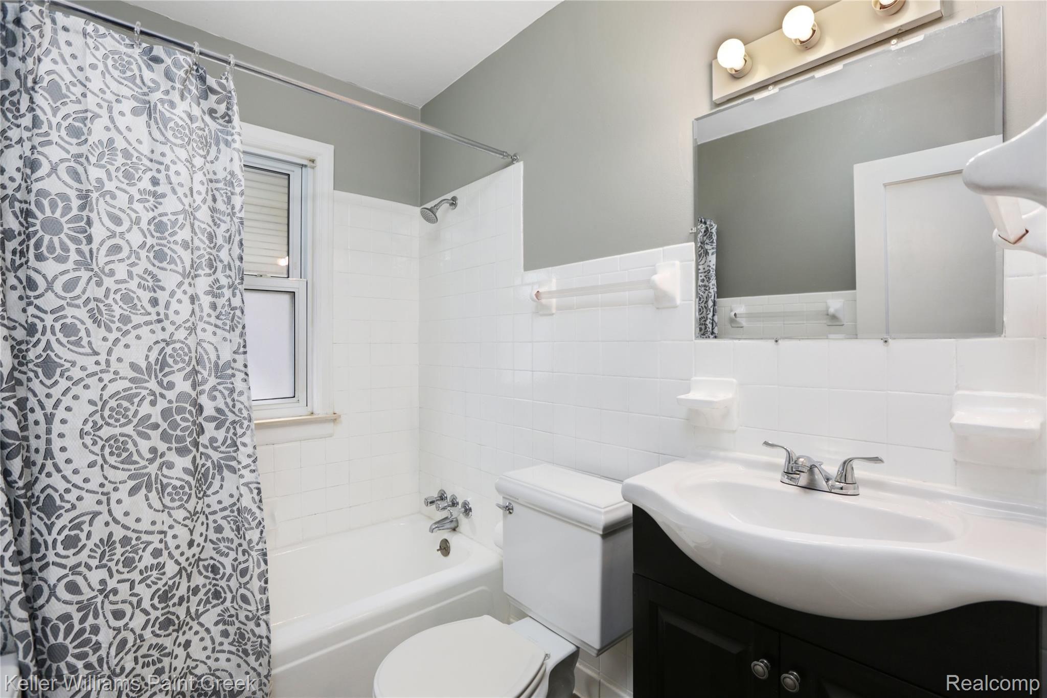 1069 E 14 Mile Rd Clawson0018.jpg