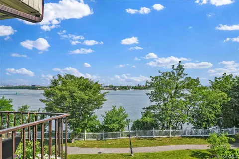 $893,000 | 12009 Riviera Court, Unit 10B | College Point