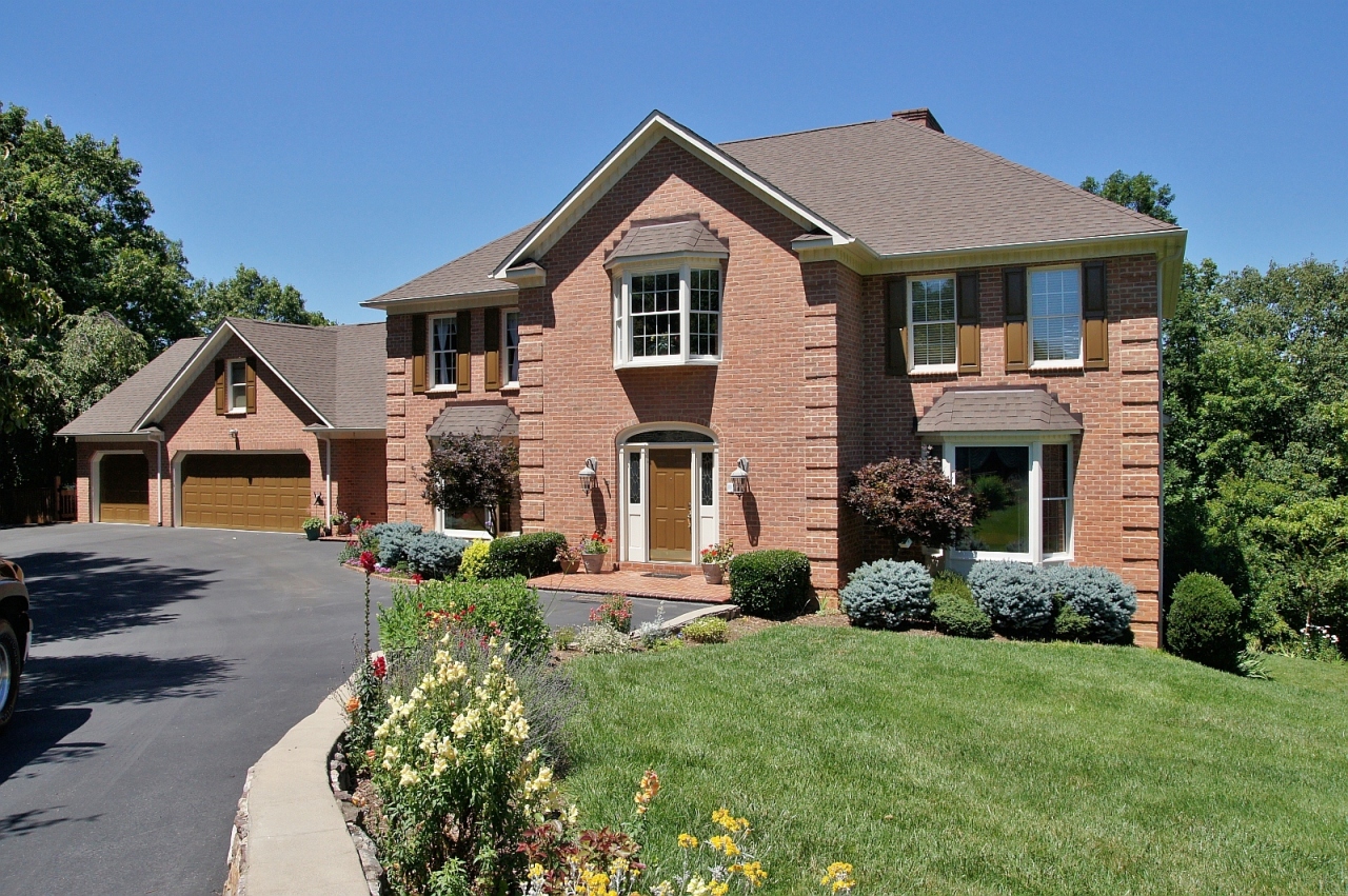 5360 Silver Fox Road Roanoke, VA 24018 - Photo 1 of 28 FRONT EXTERIOR