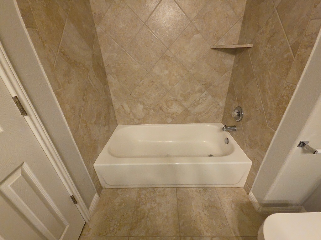 1608 Catalan Road, Unit 302 Austin, TX 78748 - Photo 18 of 21 a bathroom with a tub