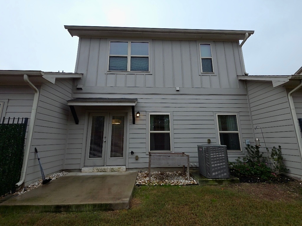 1608 Catalan Road, Unit 302 Austin, TX 78748 - Photo 20 of 21 a front view of a house with a yard