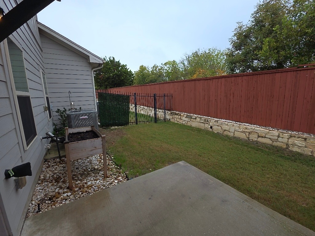 1608 Catalan Road, Unit 302 Austin, TX 78748 - Photo 21 of 21 a backyard of a house with lots of green space