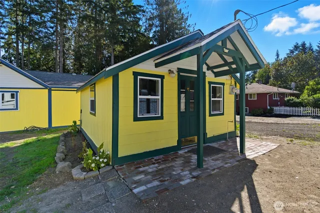a view of a house with a yard