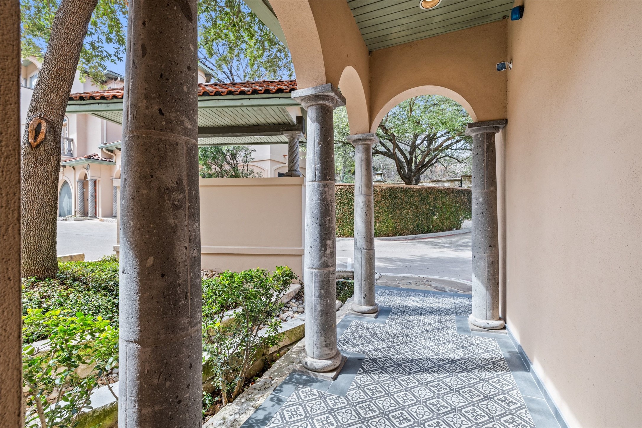 1529 Barton Springs Road, Unit 2 Austin, TX 78704 - Photo 3 of 40 a view of a bird door of the house