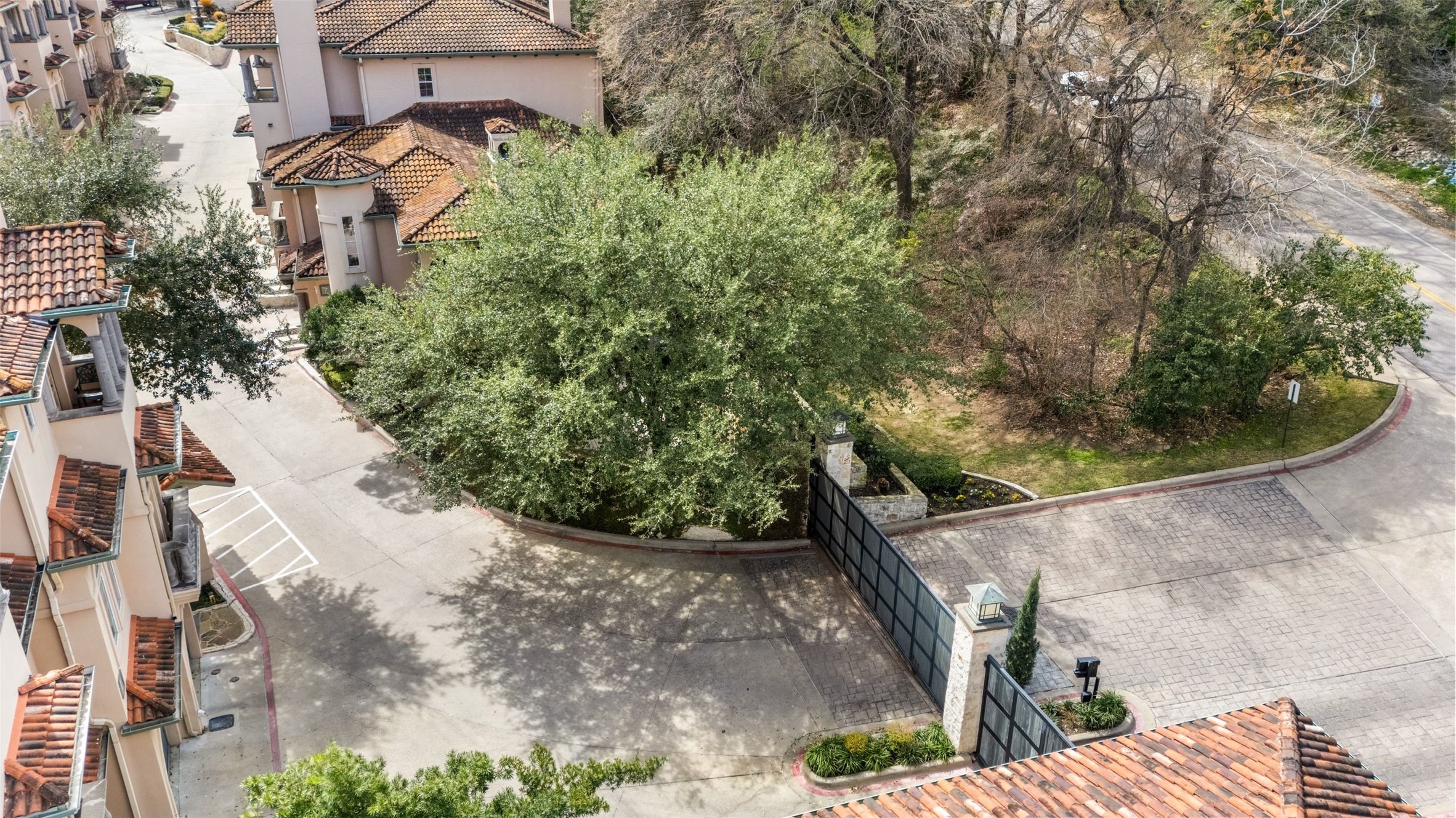 1529 Barton Springs Road, Unit 2 Austin, TX 78704 - Photo 38 of 40 a view of outdoor space and yard
