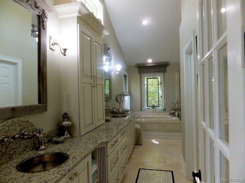 779 Kern Road Lake Orion, MI 48362 - Photo 11 of 23 14 - Master Bath.JPG