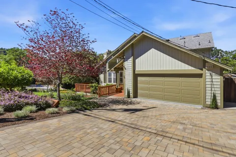 a view of living room with washer and dryer