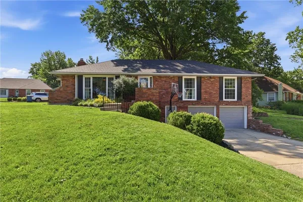 $350,000 | 921 Glen Haven Circle, Liberty, MO 64068
