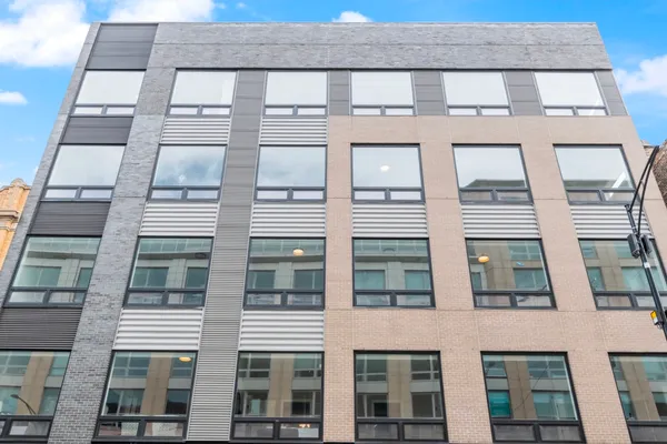 $4,050 | 3217 North Clark Street, Unit 301, Chicago, IL 60657