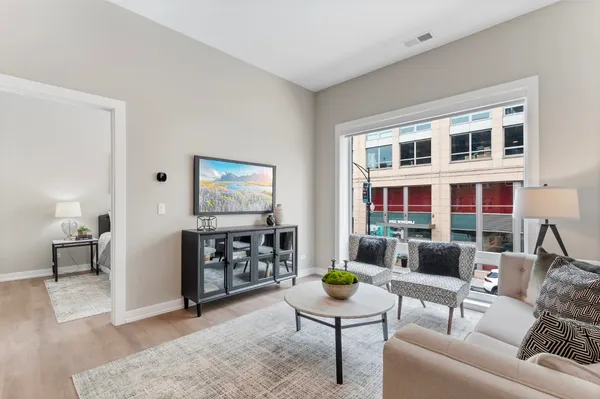 $4,050 | 3217 North Clark Street, Unit 301, Chicago, IL 60657