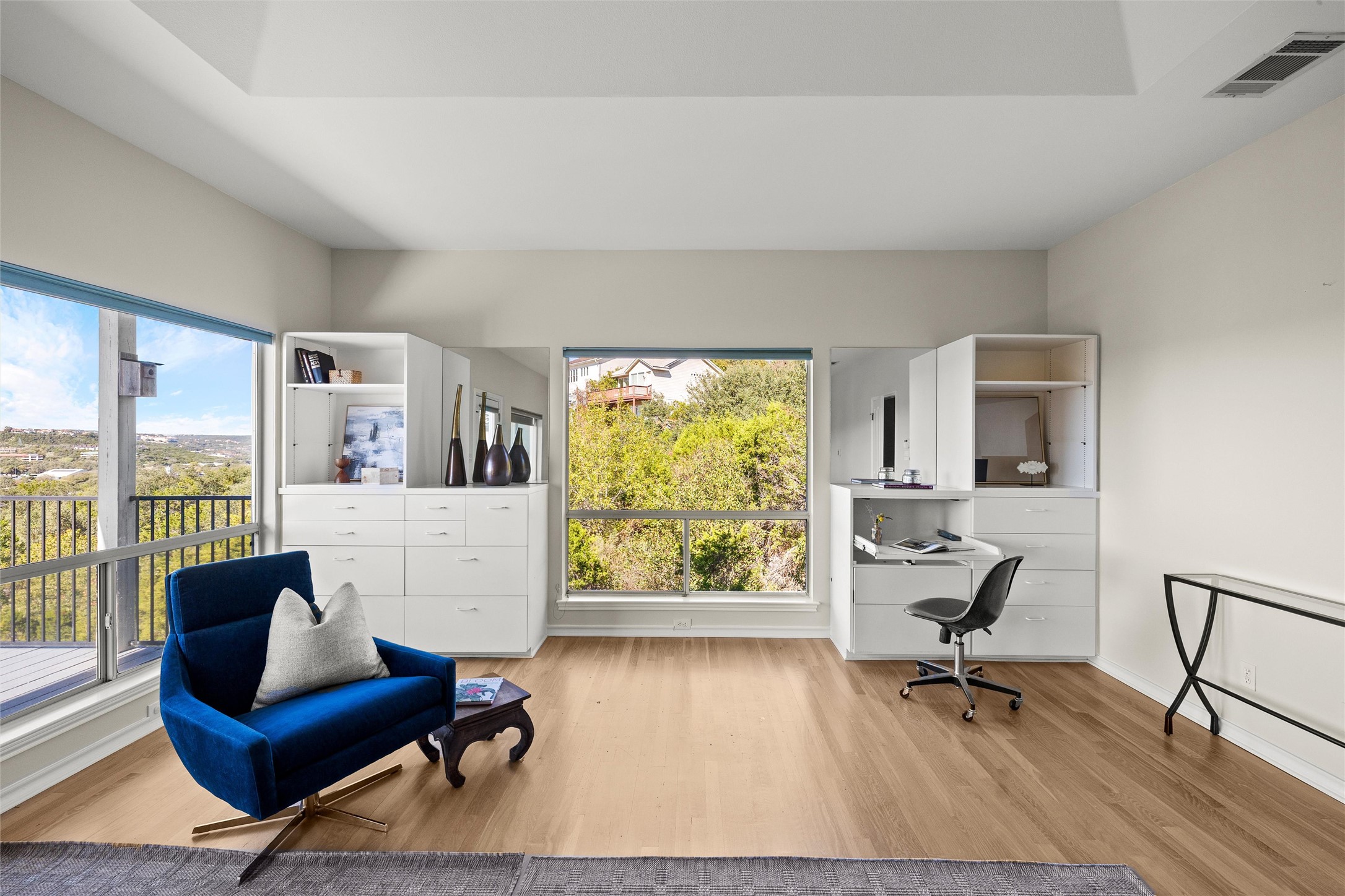5926 Northwest Place Austin, TX 78731 - Photo 32 of 40 a living room with furniture and a large window