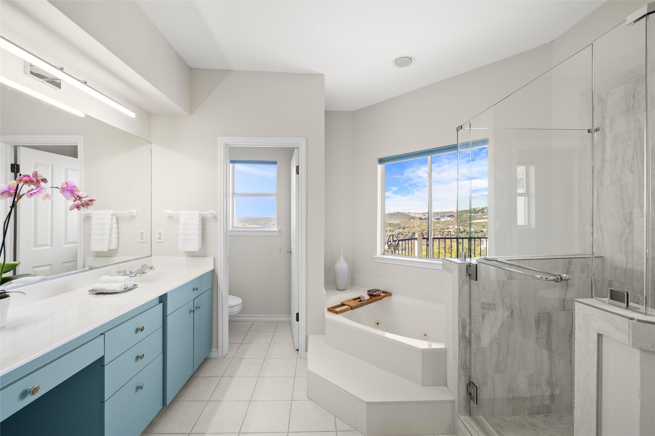 5926 Northwest Place Austin, TX 78731 - Photo 35 of 40 a bathroom with a tub sink and mirror