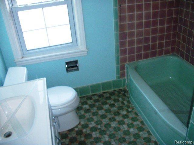 586 Neff Road Grosse Pointe, MI 48230 - Photo 7 of 12 264-029084 - Bathroom 1.JPG