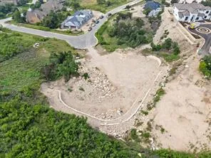a view of a yard with a house