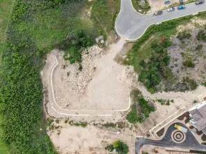 a view of a pathway with a yard