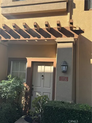 a front view of house with yard