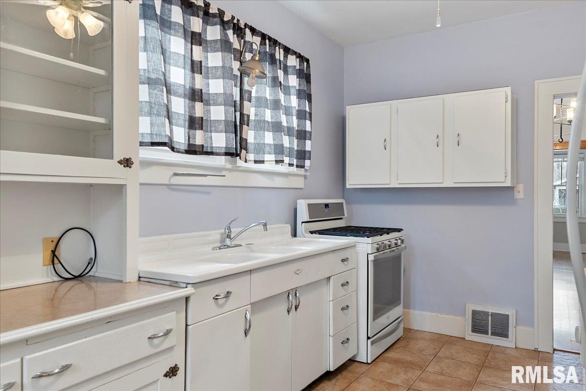 2014 Holmes Avenue Springfield, IL 62704 - Photo 12 of 28