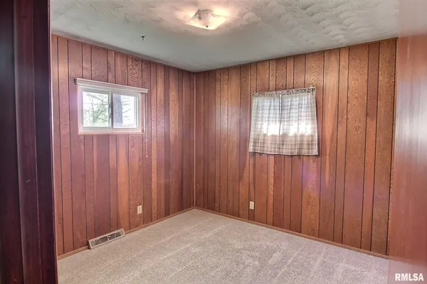$189,500 | 30336 Sunset Drive, Girard, IL 62640