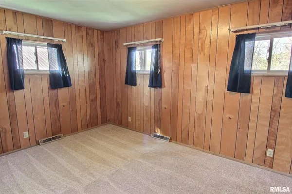 $189,500 | 30336 Sunset Drive, Girard, IL 62640