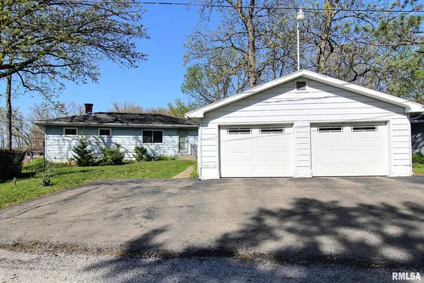 $189,500 | 30336 Sunset Drive, Girard, IL 62640
