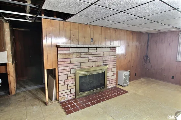 $189,500 | 30336 Sunset Drive, Girard, IL 62640