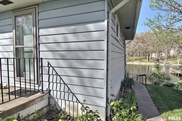 $189,500 | 30336 Sunset Drive, Girard, IL 62640