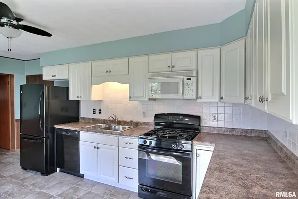 $189,500 | 30336 Sunset Drive, Girard, IL 62640
