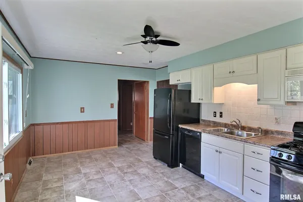 $189,500 | 30336 Sunset Drive, Girard, IL 62640