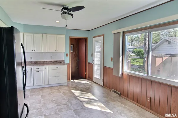 $189,500 | 30336 Sunset Drive, Girard, IL 62640