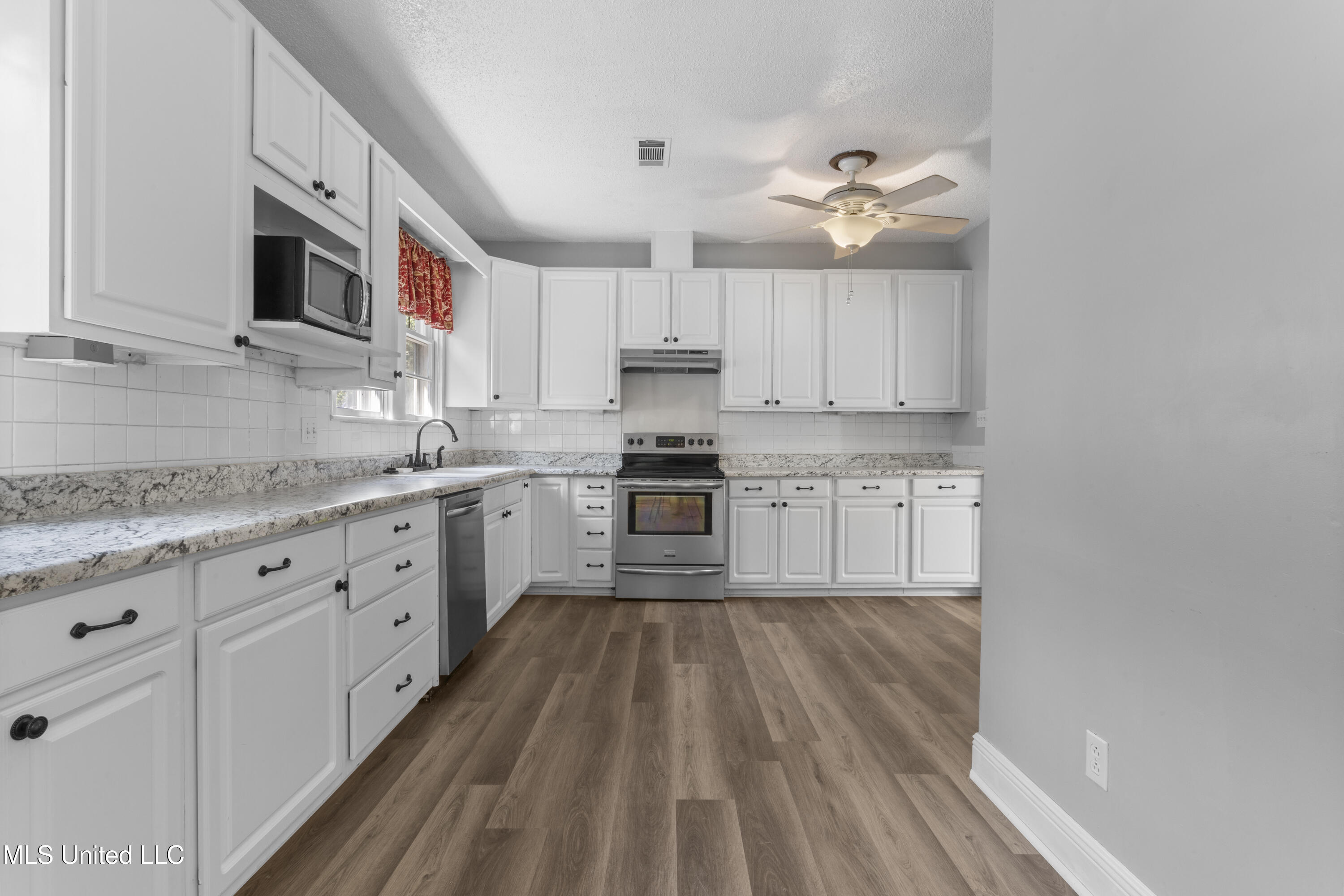 3801 Dantzler Street Moss Point, MS 39563 - Photo 14 of 47 014