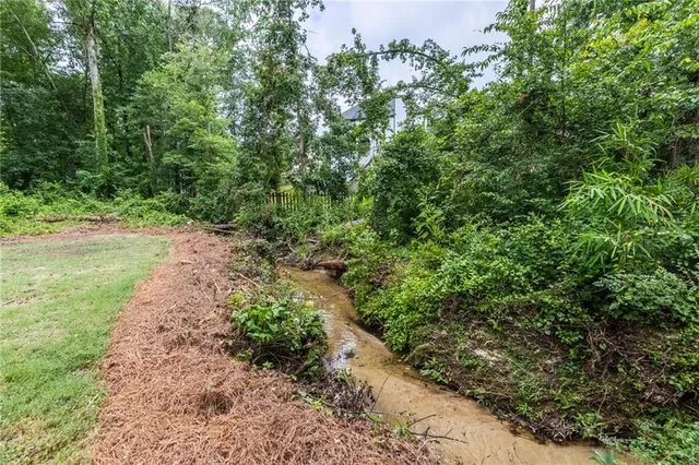 a view of a house with backyard