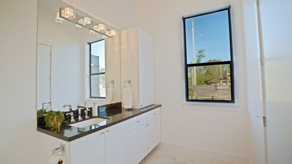 3308 North MacGregor Way Houston, TX 77004 - Photo 12 of 46 Downstairs en-suite full bathroom