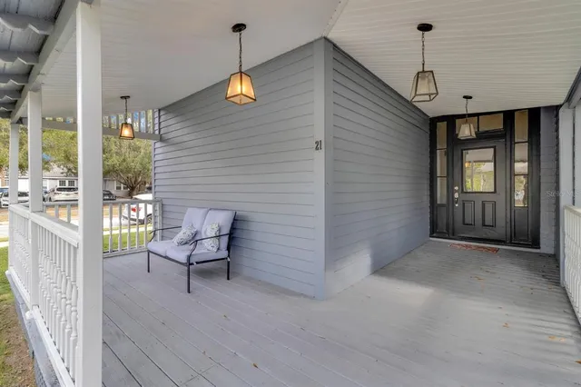 a view of an entryway with a livingroom