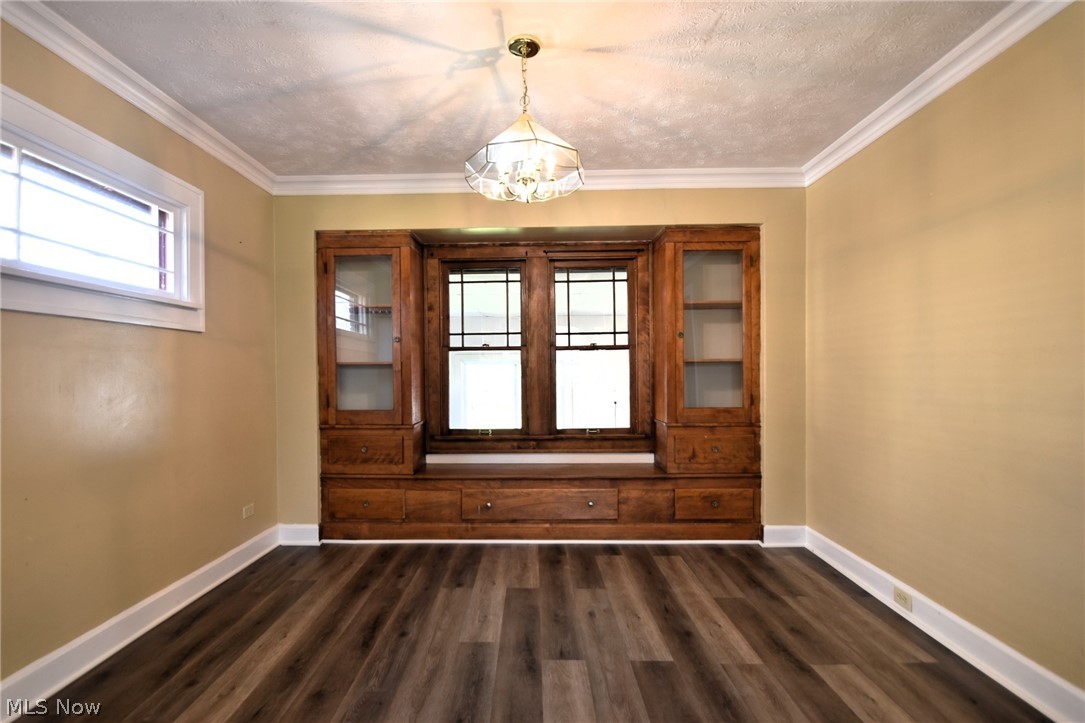 2389 South Taylor Road Cleveland, OH 44118 - Photo 10 of 37 Classic built-ins with bench seating.