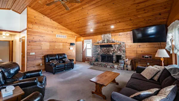 $445,000 | 167483 Bailey Lane, Hatley, WI 54440