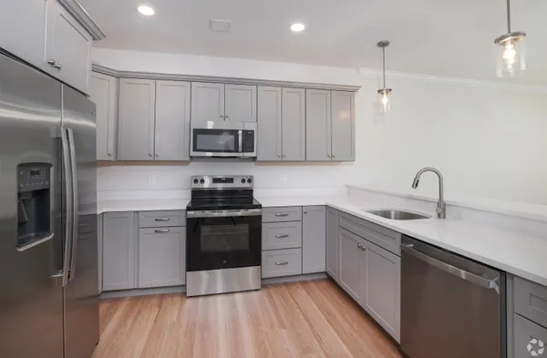 $3,200 | 74 Rockingham Road, Unit 207, Derry, NH 03038
