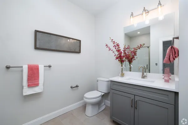 $3,200 | 74 Rockingham Road, Unit 207, Derry, NH 03038