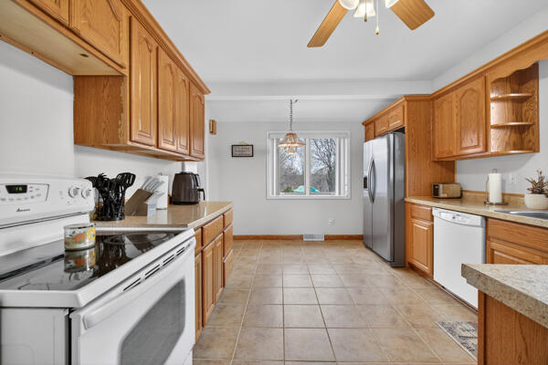 3020 Chippewa Trail Jackson, MI 49202 - Photo 17 of 33 Chippewa Kitchen