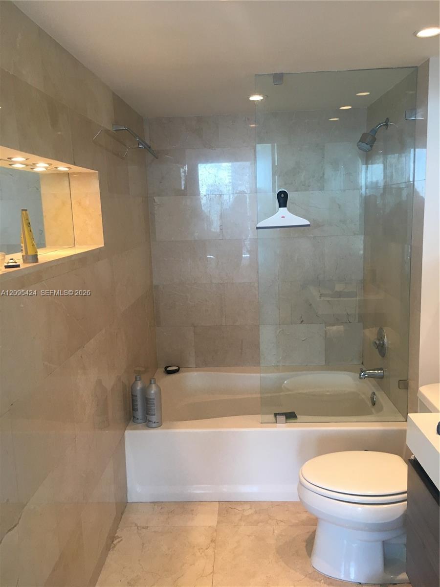90 Alton Road, Unit 2711 Miami Beach, FL 33139 - Photo 6 of 11 Master Bathroom with Tub