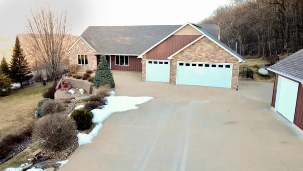 $825,000 | 9200 County Road 3 Northwest, Oronoco, MN 55960